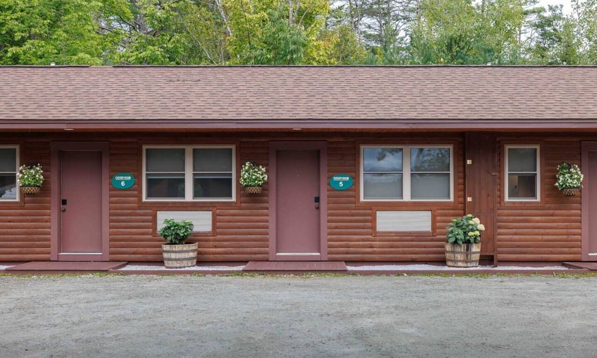 Bethlehem Resort | Cherry Lodge #6: Comfortable King Room Escape