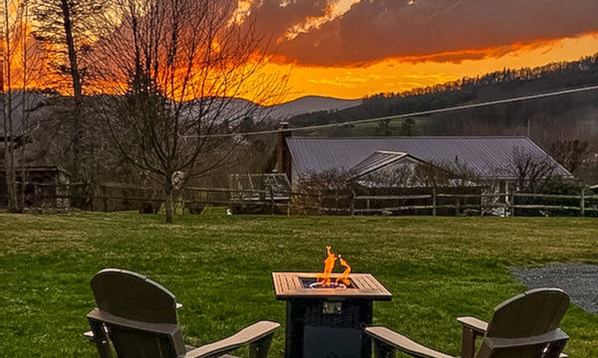 West Jefferson Cabin | Mtn Air, Endless Relaxationl! - Tiny House Near West Jefferson & w/Fire Pit