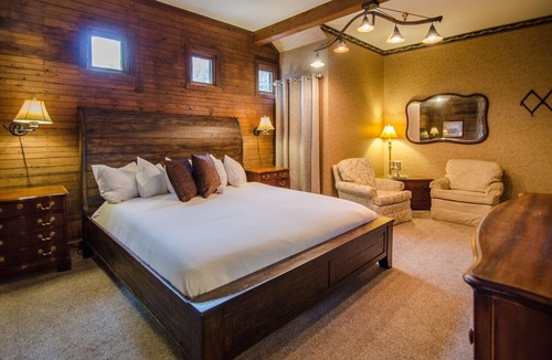 Shelburne Bed & Breakfast | A spacious Ground-level King B&B guestroom in Downtown Shelburne - Delicious Breakfasts! BST