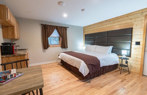 Bethlehem Resort | Cherry Lodge #6: Comfortable King Room Escape