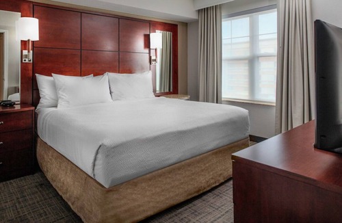 Northwest Yonkers Hotel | Hudson River 1 BR Suite Breakfast, Gym & Pool