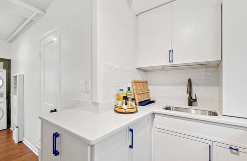 Historic District Apartment | Pristine Downtown 1-Bedroom Steps from State House