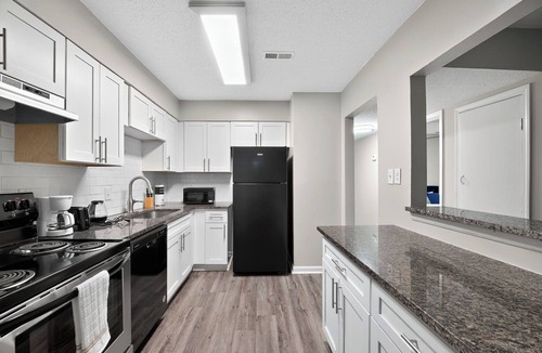 Marietta Apartment | Spacious 2Bd/2Bth Apt I Private Porch I Parking