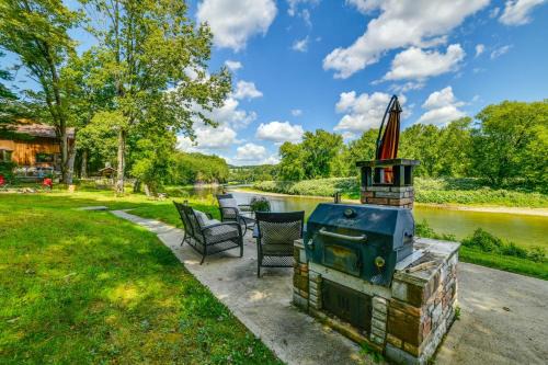 Riverfront Hallstead Cabin: Kayaks & Fire Pit!
